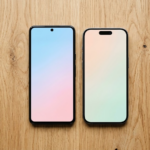 Điện thoại Android và iPhone đặt cạnh nhau trên mặt bàn gỗ sáng màu